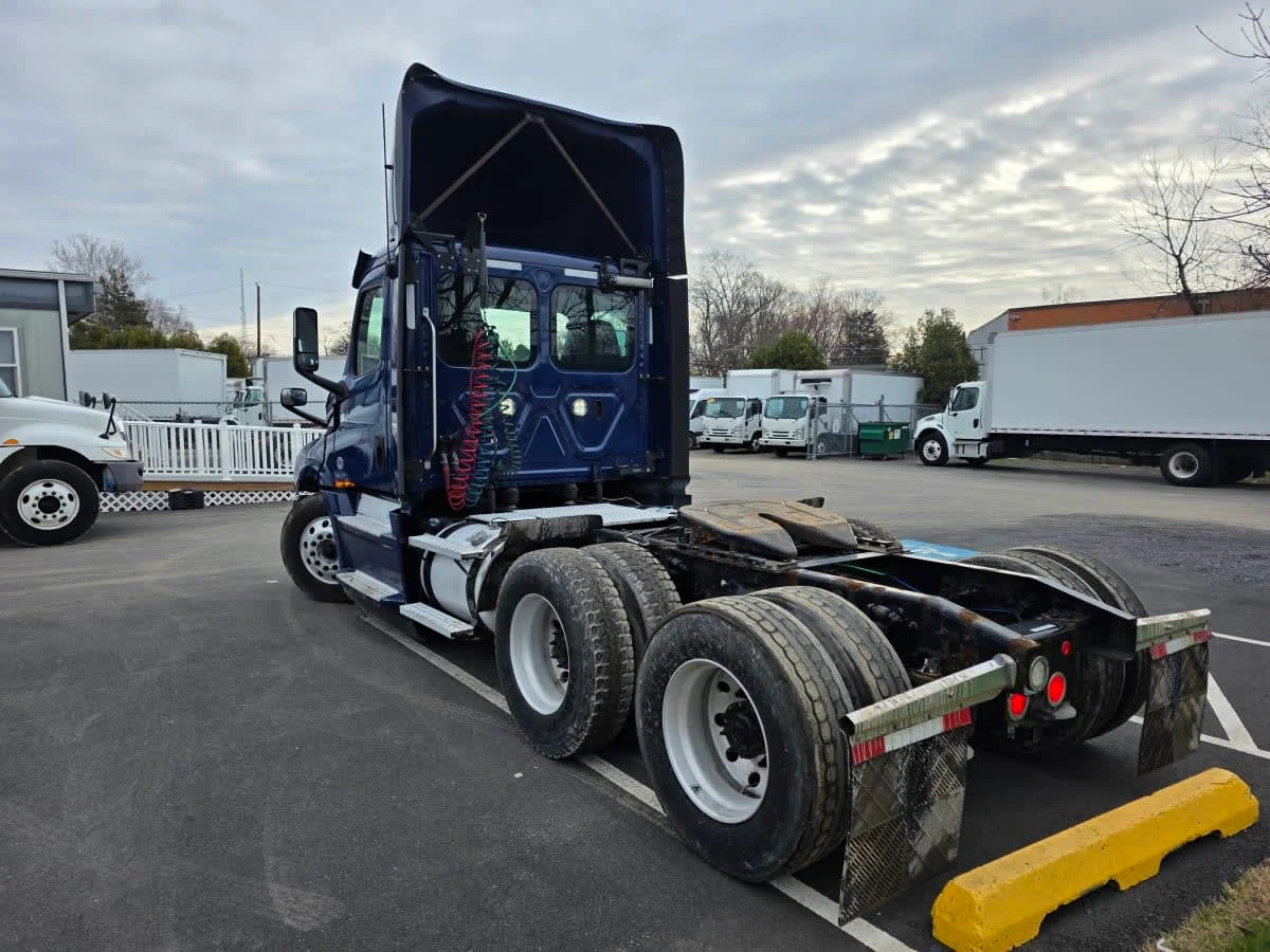 2020 Freightliner Cascadia in Bensalem, PA — photo 6