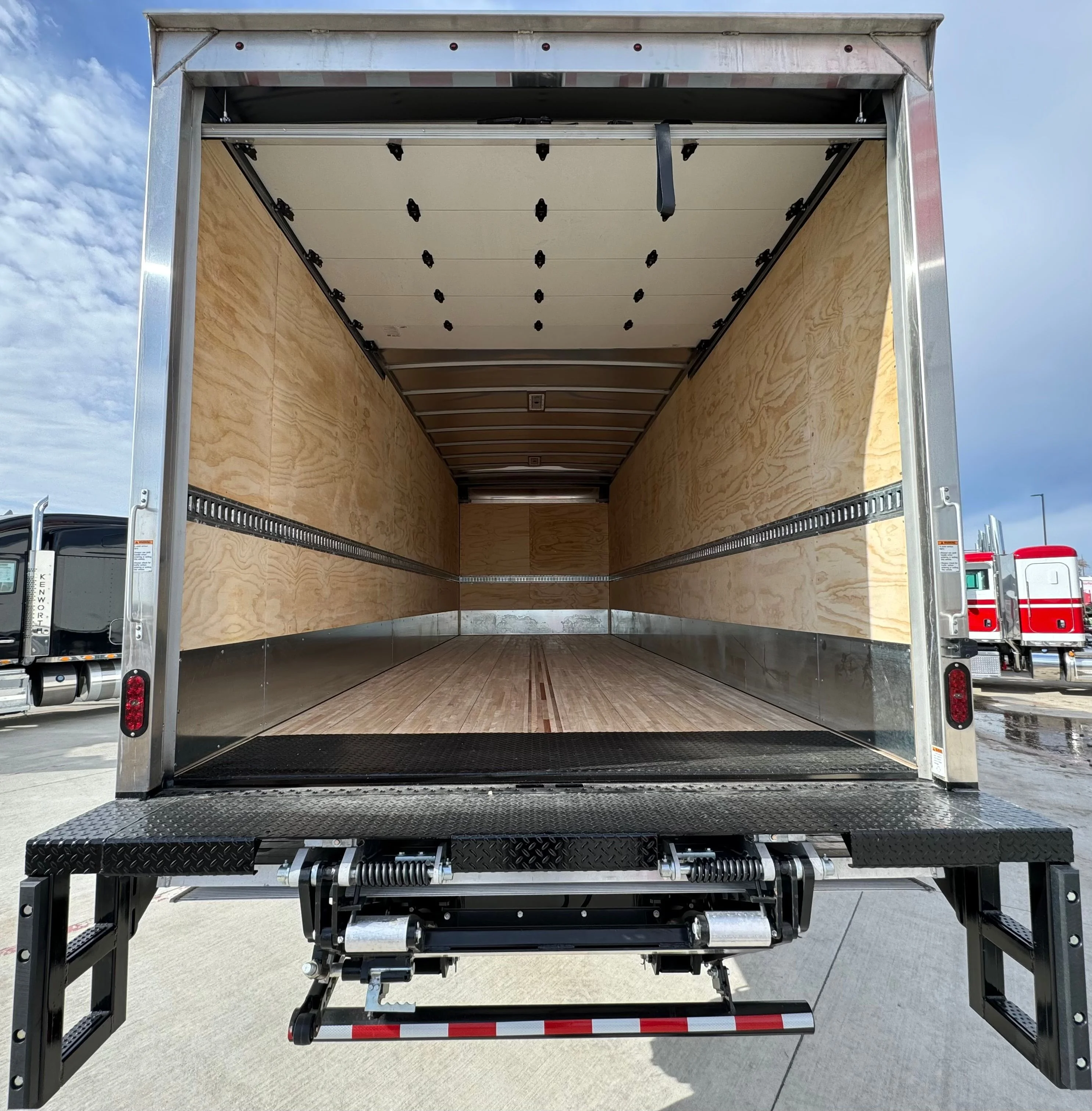 2024 Peterbilt 220EV - image 6