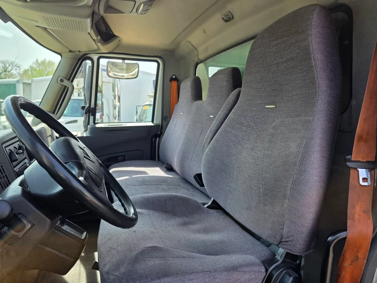 2016 International 4300 - image 8