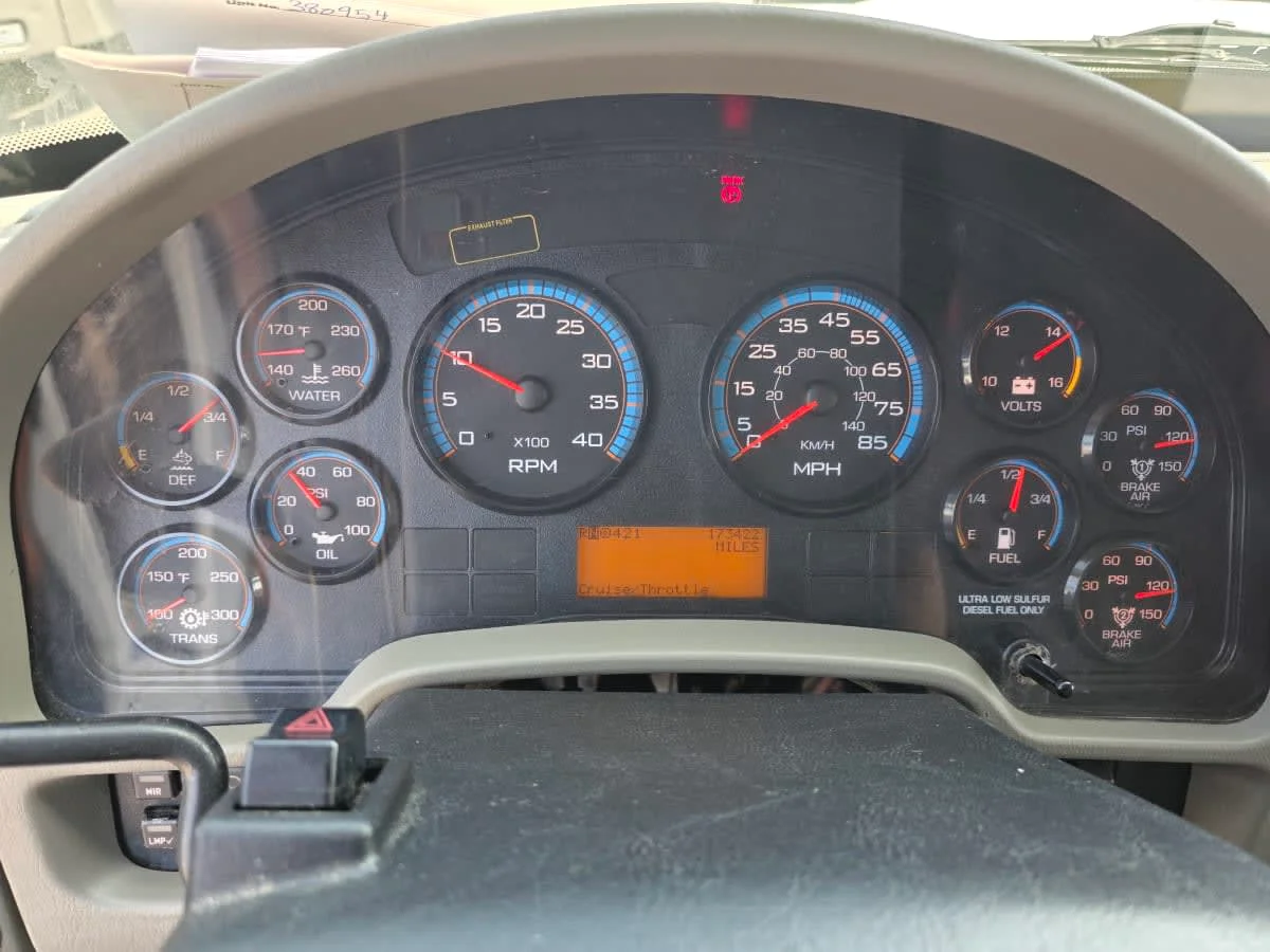 2016 International 4300 - image 12