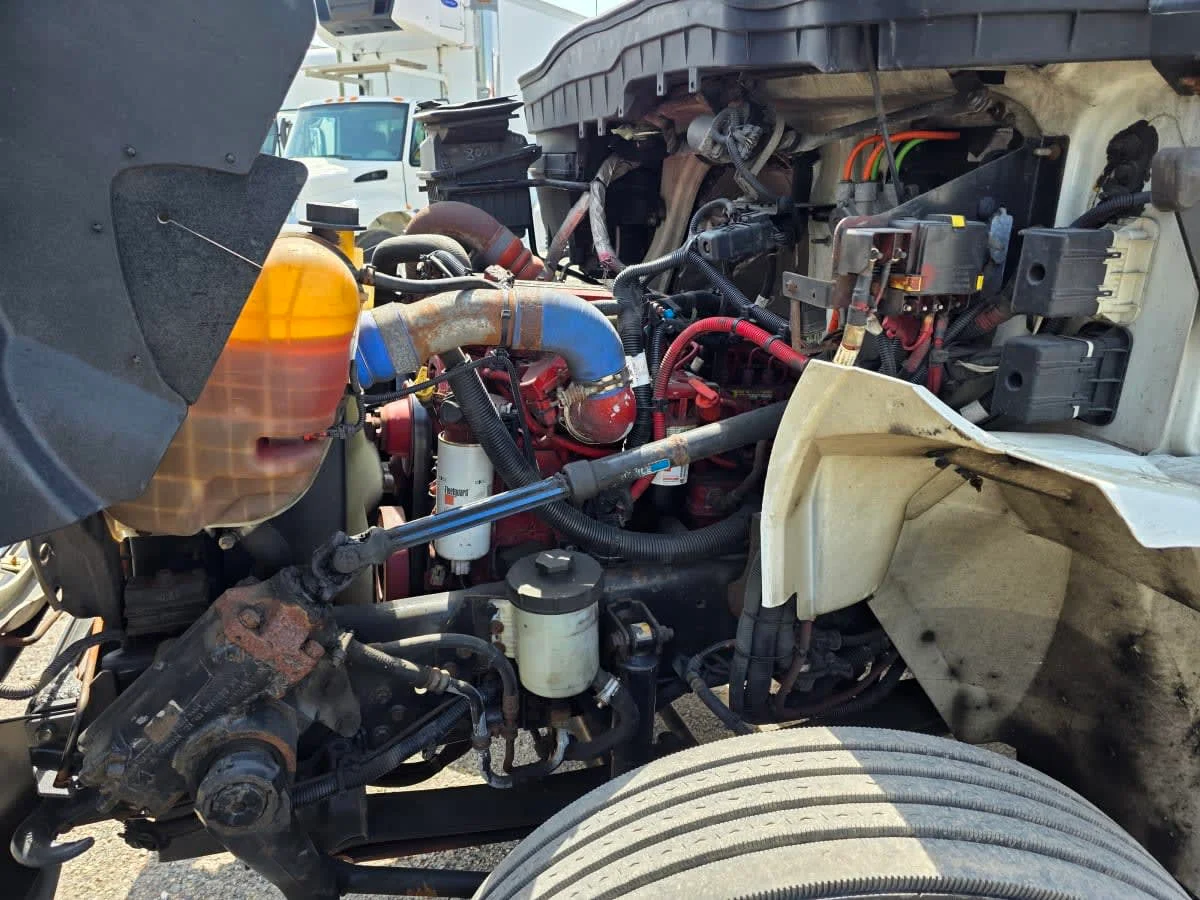 2016 International 4300 - image 10