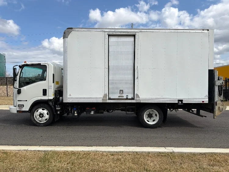 2022 Isuzu NRR - image 4