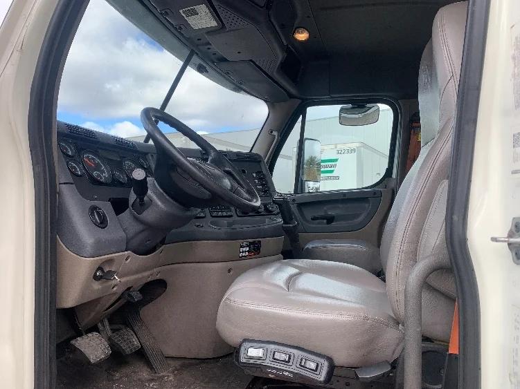 2019 Freightliner Cascadia - image 9