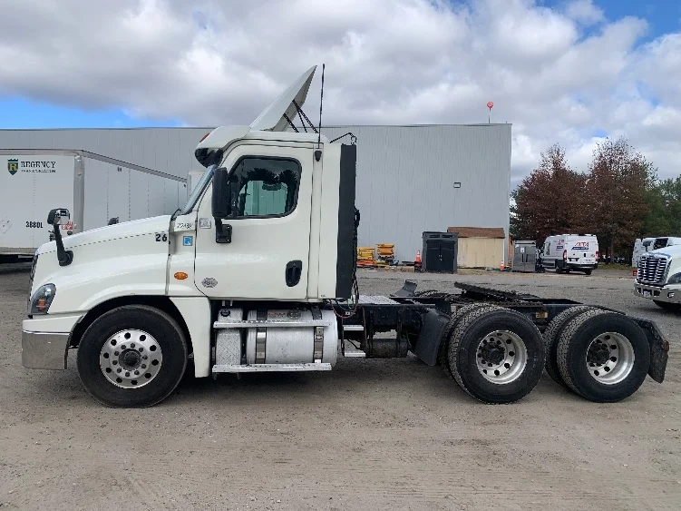 2019 Freightliner Cascadia - image 4