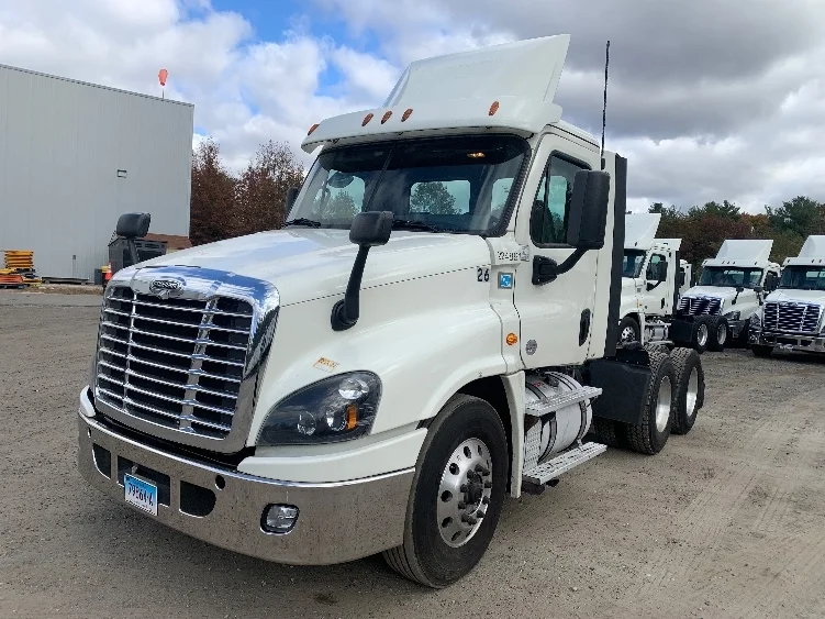 2019 Freightliner Cascadia - image 3