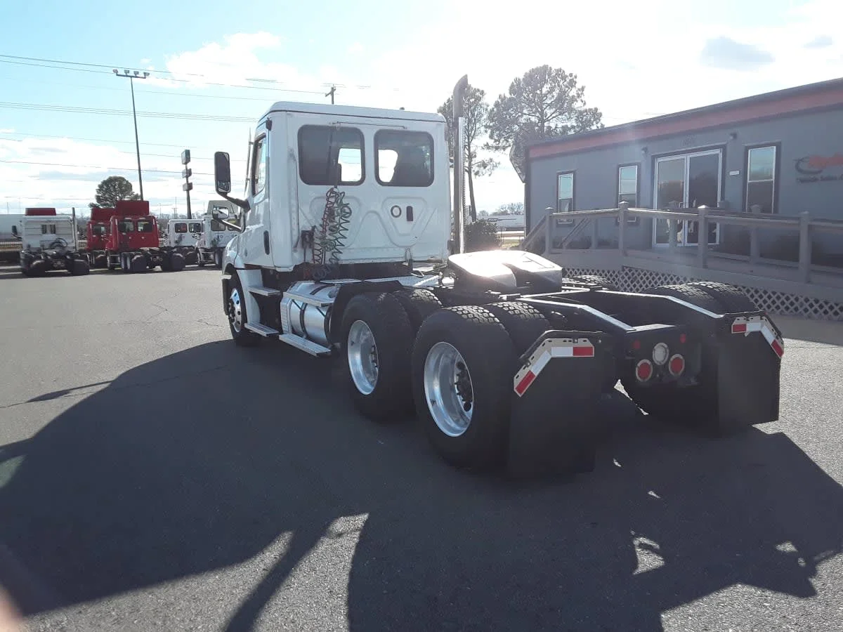 2021 Freightliner Cascadia in North Little Rock, AR — photo 6