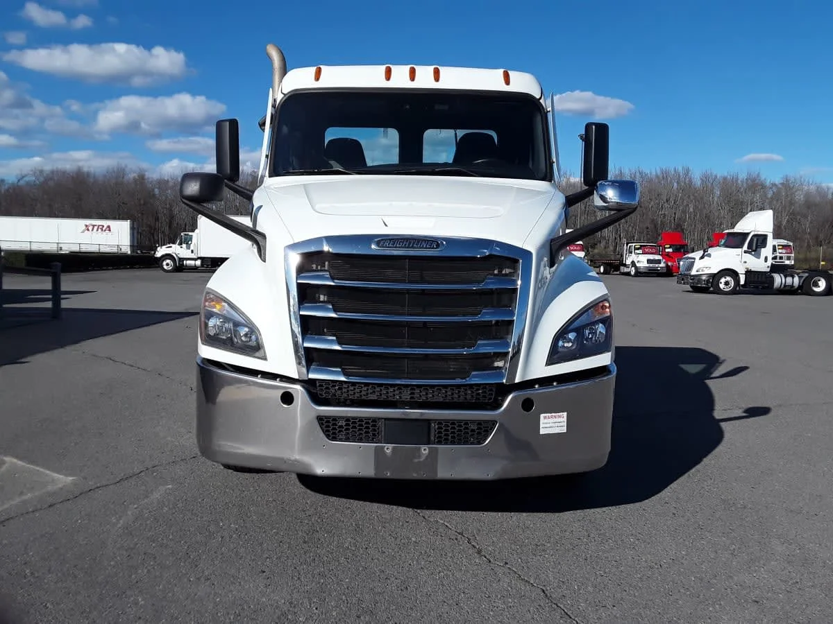 2021 Freightliner Cascadia - image 2