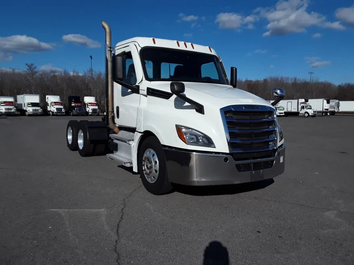 2021 Freightliner Cascadia - image 3