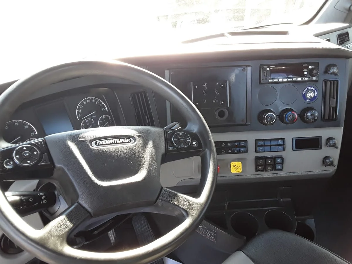 2021 Freightliner Cascadia - image 9
