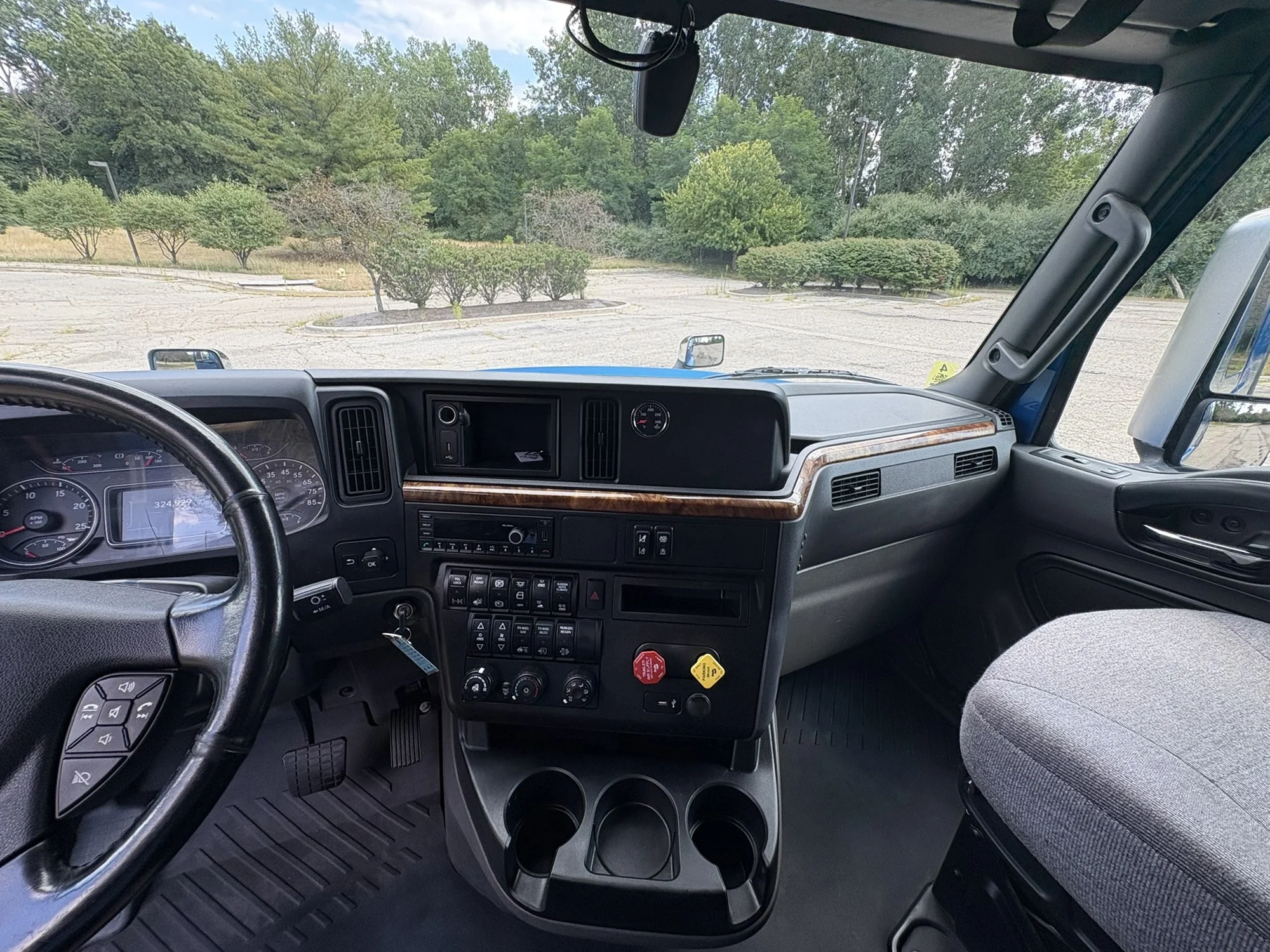 2022 International LT in West Michigan International, MI — photo 16