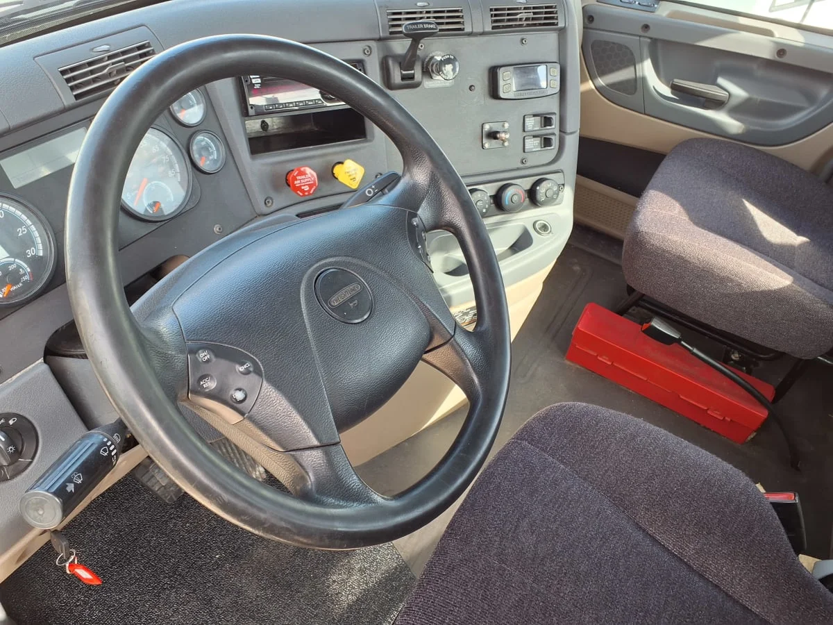 2018 Freightliner Cascadia - image 7