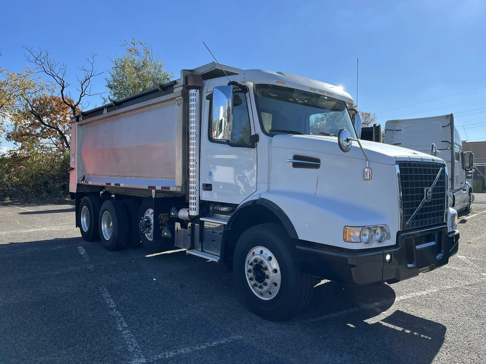 2019 Volvo VHD 300 in Lebanon, PA — photo 3