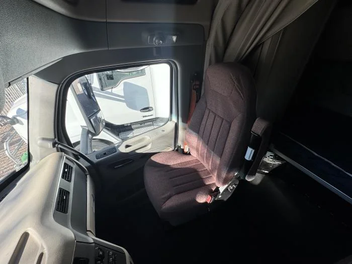 2022 Peterbilt 579 - image 12