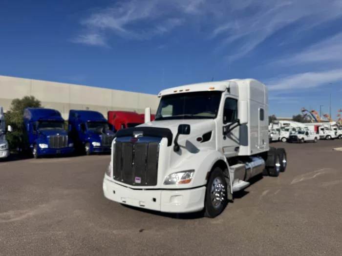 2022 Peterbilt 579 - image 2