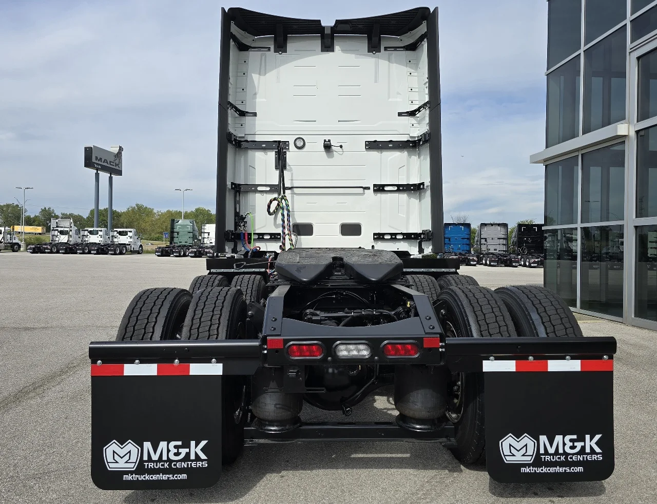 2026 Volvo VNL 860 in Toledo, OH — photo 5