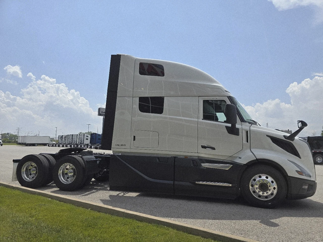 2026 Volvo VNL 860 in Toledo, OH — photo 3