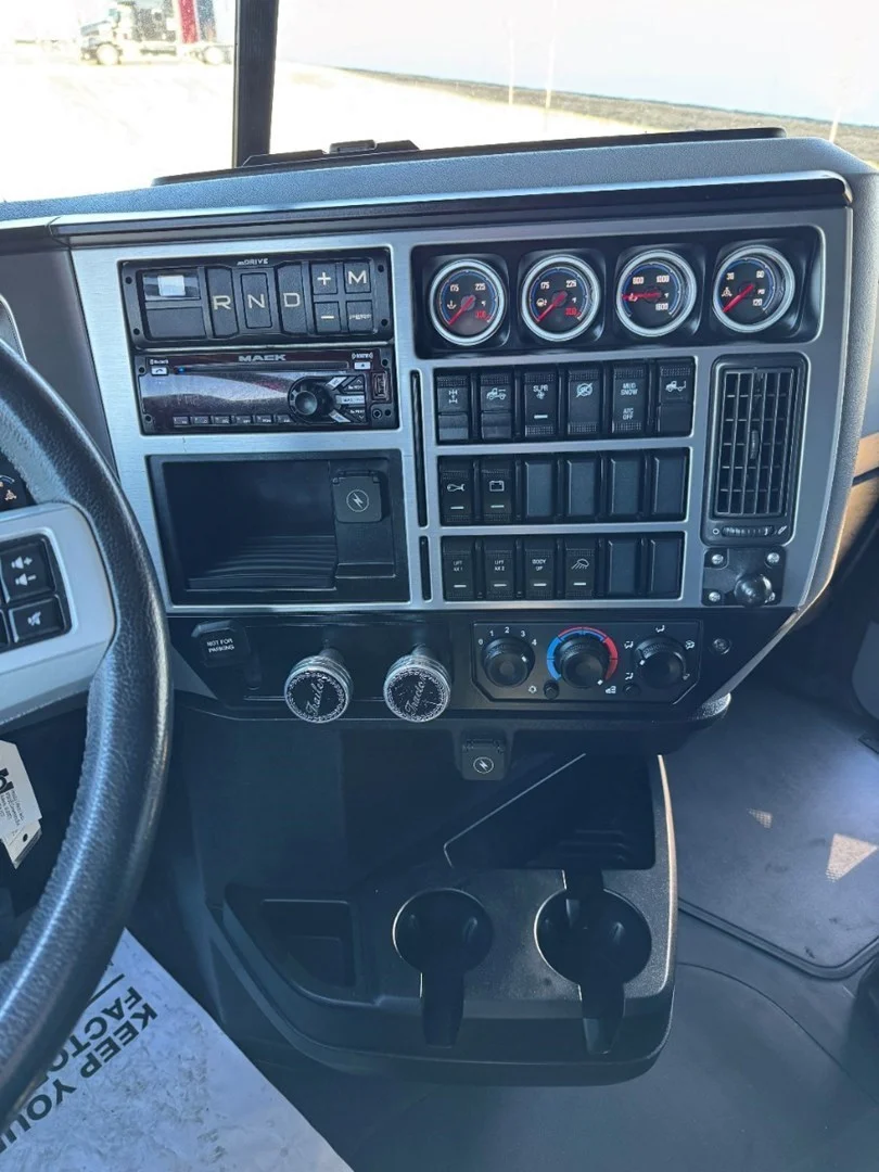 2020 Mack Anthem in Ankeny, IA — photo 16