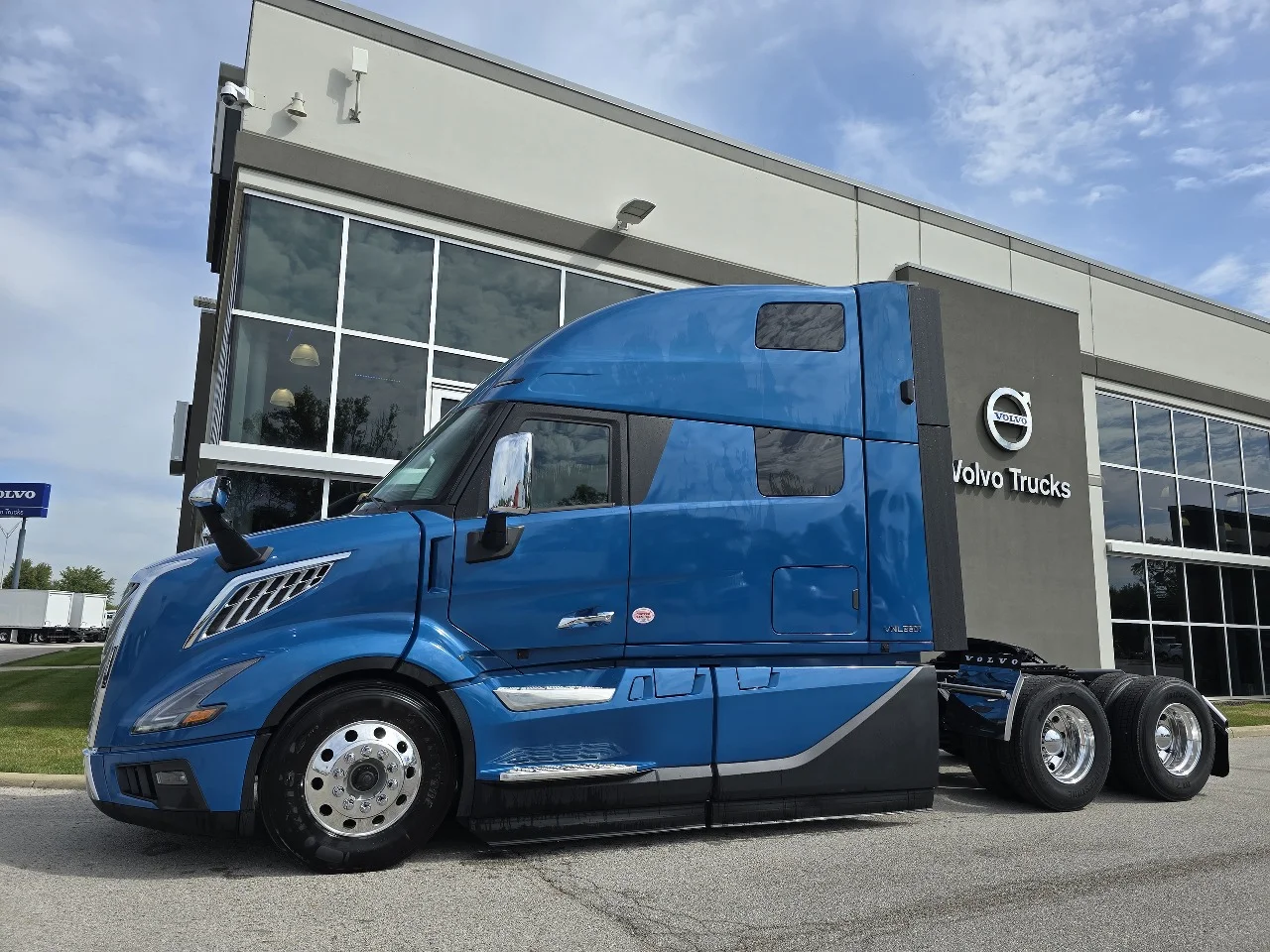 2026 Volvo VNL 860 in Toledo, OH — photo 7