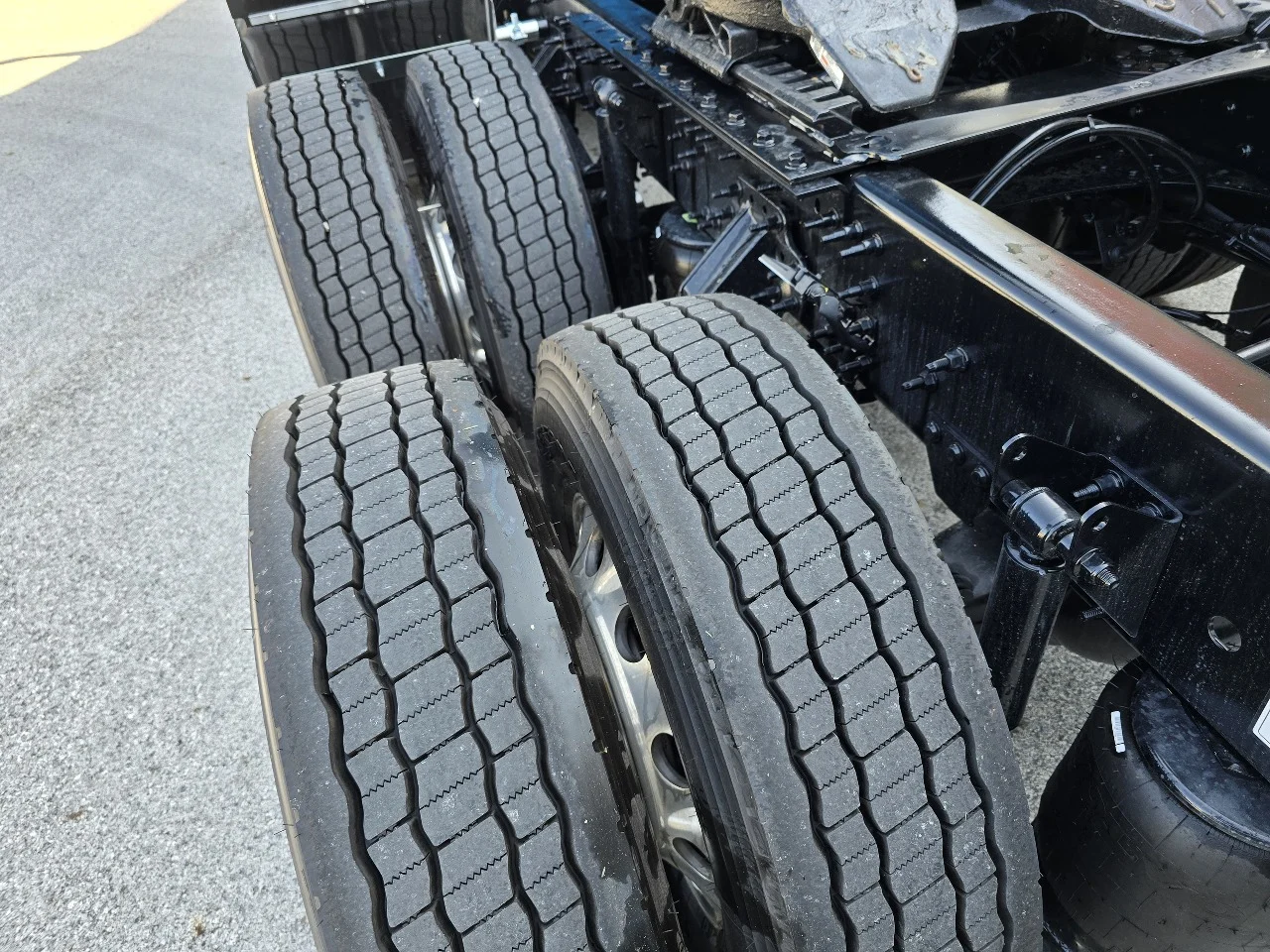 2026 Volvo VNL 860 in Toledo, OH — photo 4