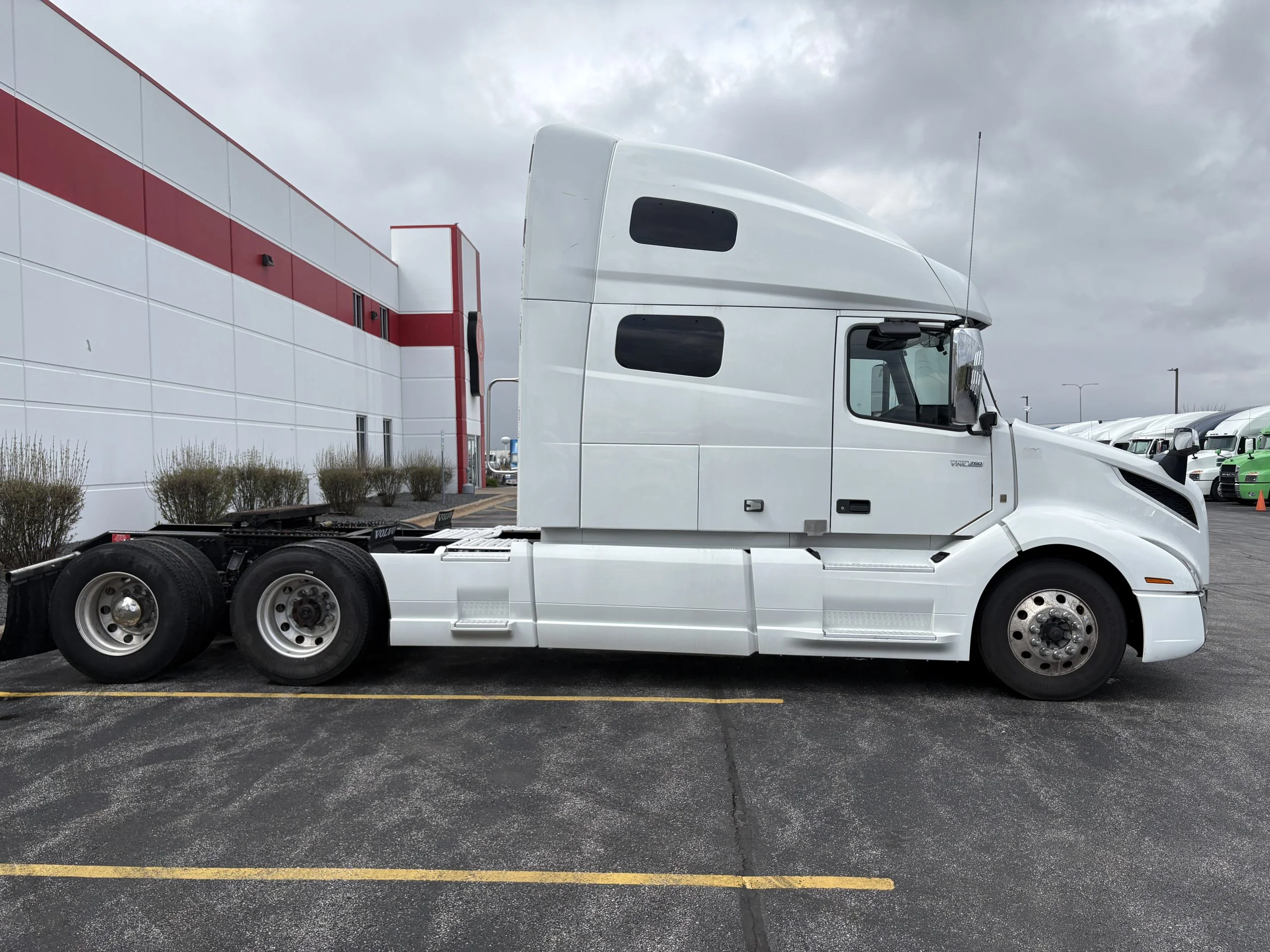 2022 Volvo VNL 760 in Mokena, IL — photo 4
