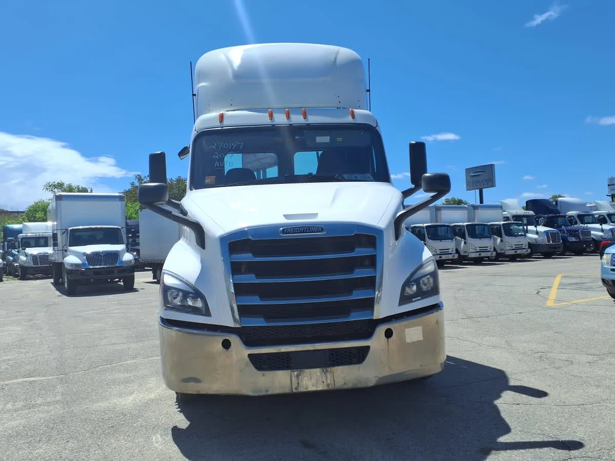 2019 Freightliner Cascadia - image 2