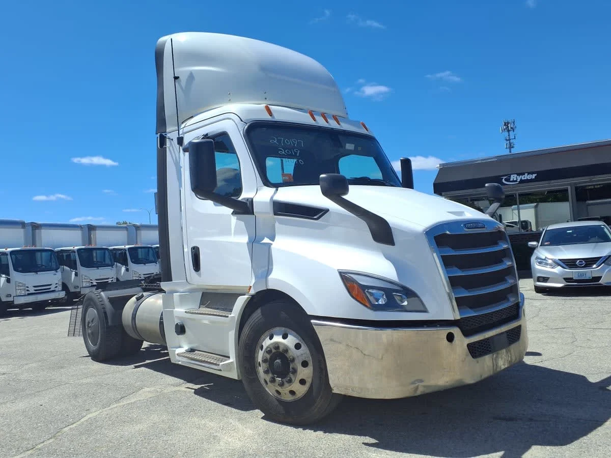 2019 Freightliner Cascadia - image 3