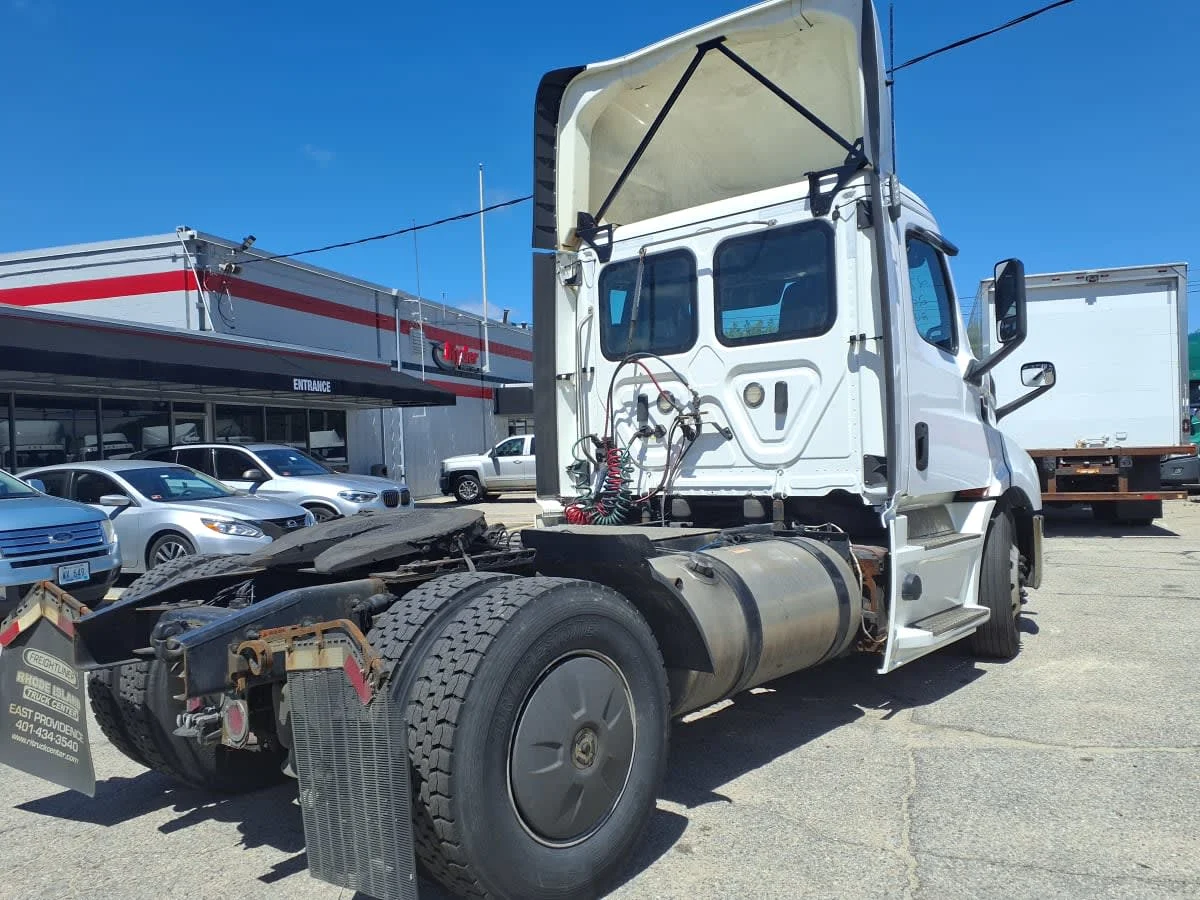 2019 Freightliner Cascadia - image 4
