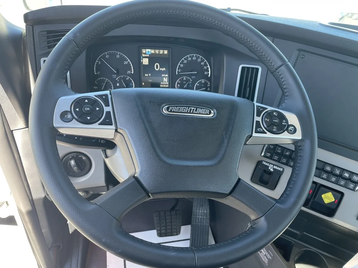 2027 Freightliner Cascadia — photo 26