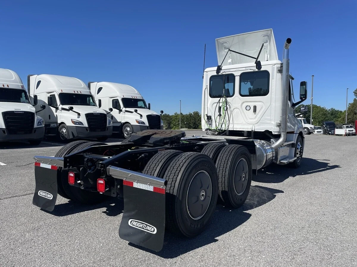 2027 Freightliner Cascadia — photo 10