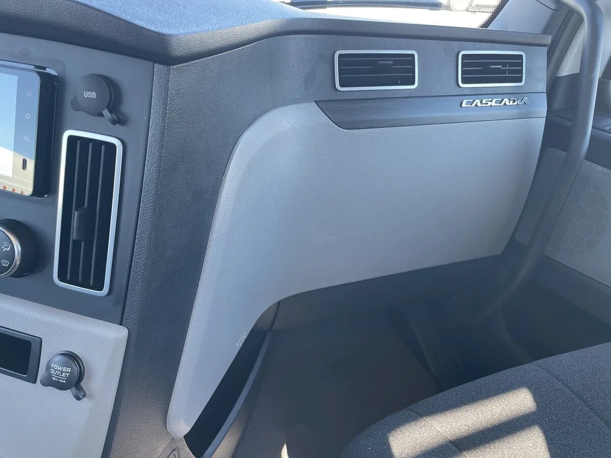 2027 Freightliner Cascadia — photo 32