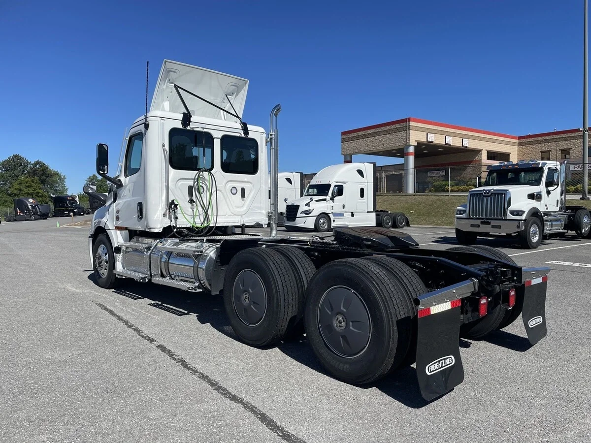 2027 Freightliner Cascadia — photo 17
