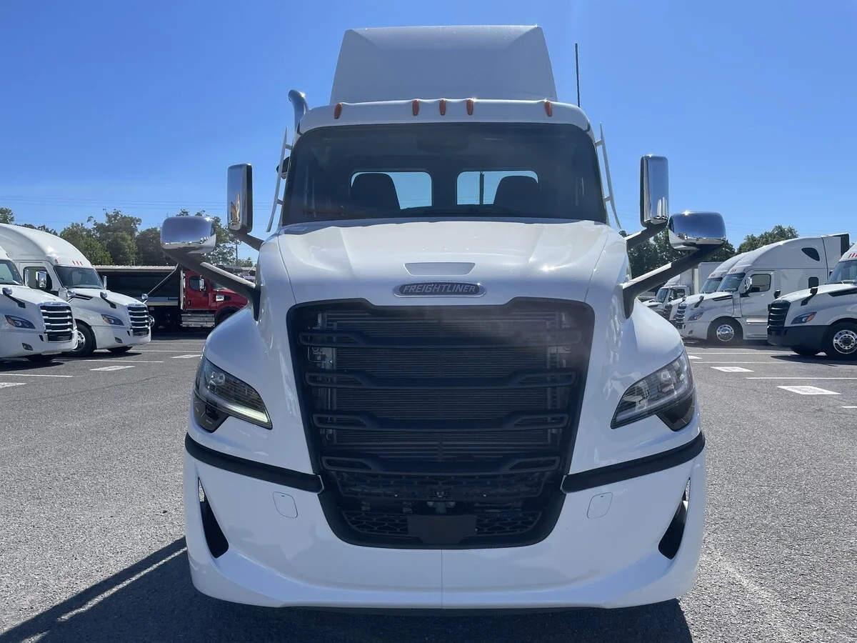 2027 Freightliner Cascadia — photo 2