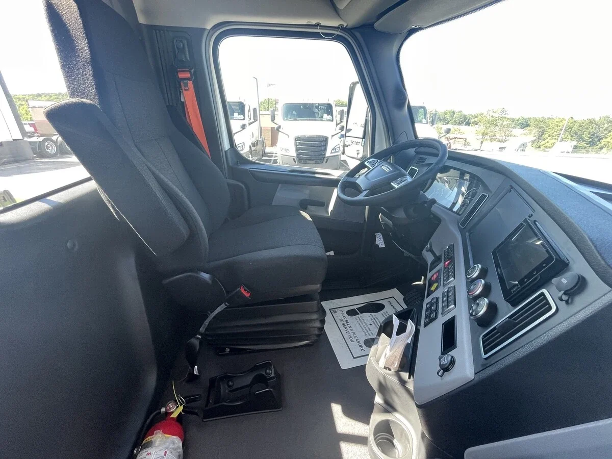 2027 Freightliner Cascadia — photo 37