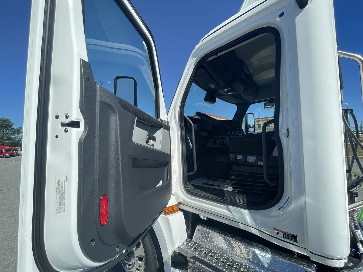 2027 Freightliner Cascadia — photo 20