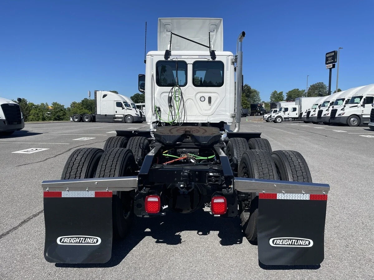 2027 Freightliner Cascadia — photo 11