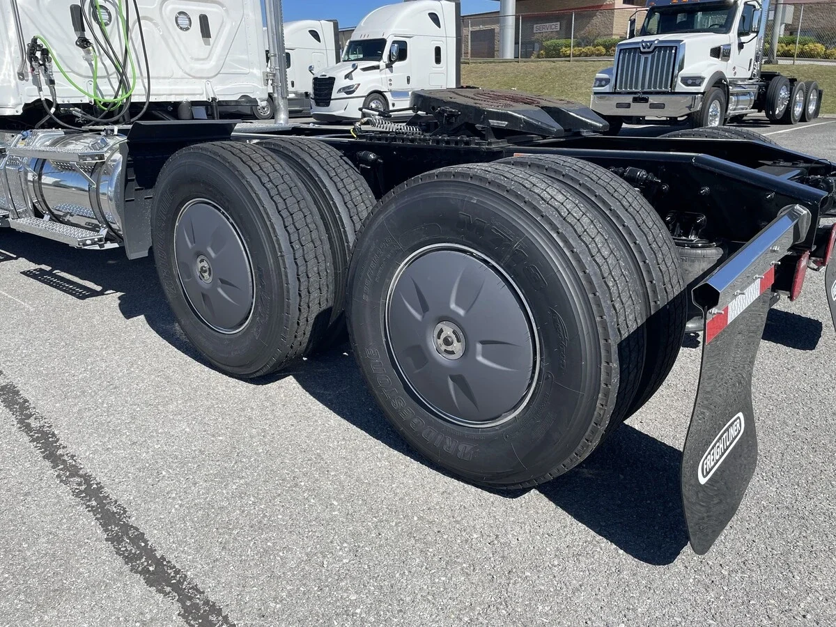 2027 Freightliner Cascadia — photo 14