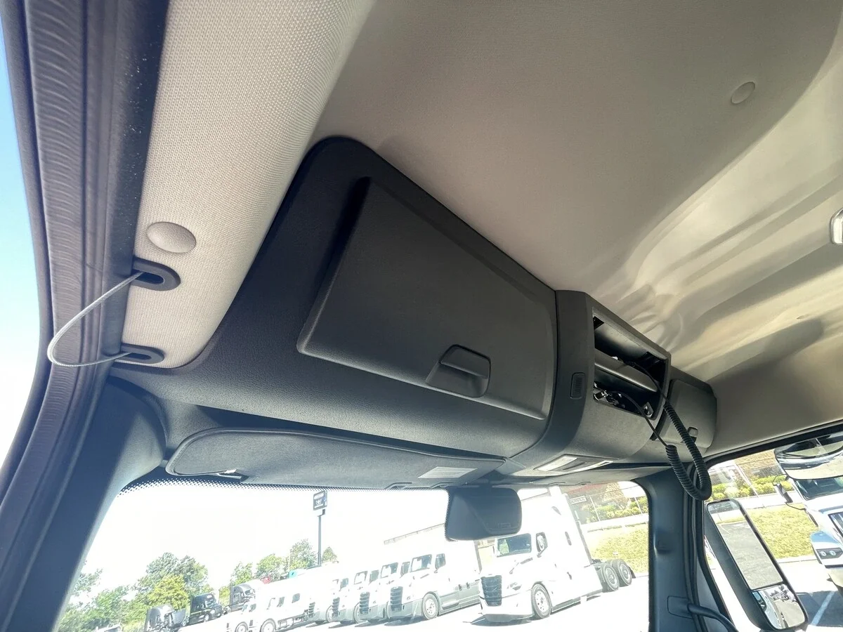 2027 Freightliner Cascadia — photo 25