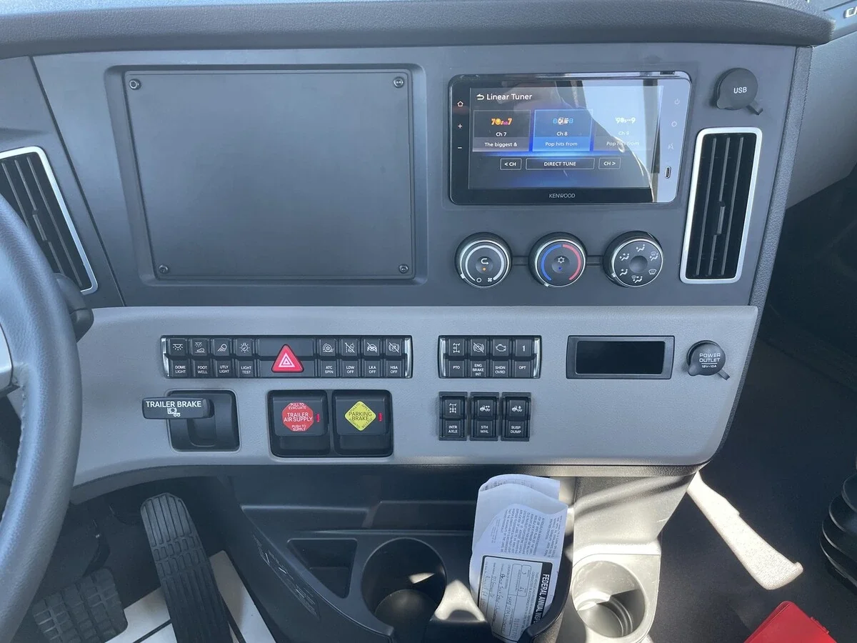 2027 Freightliner Cascadia — photo 28