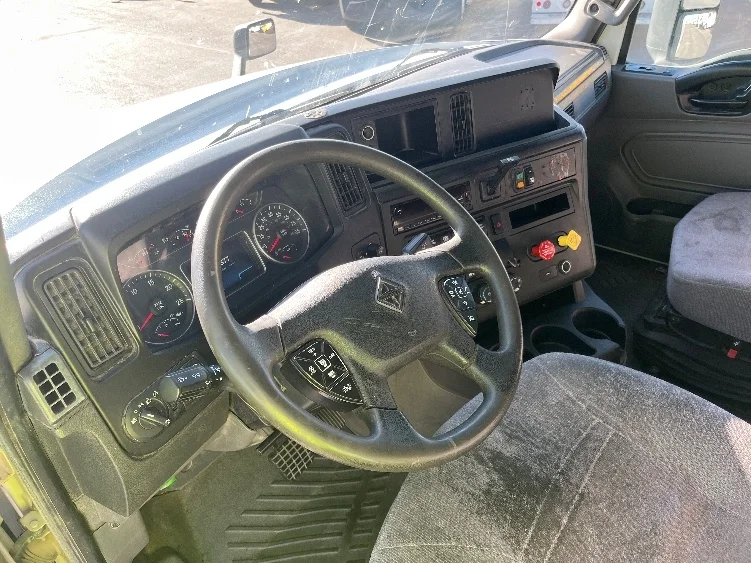 2019 International LT - image 10
