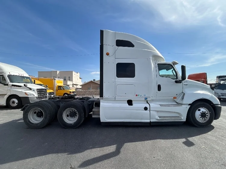 2019 International LT - image 8