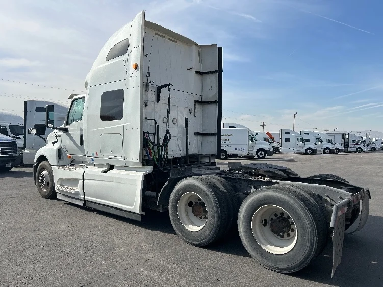 2019 International LT - image 5