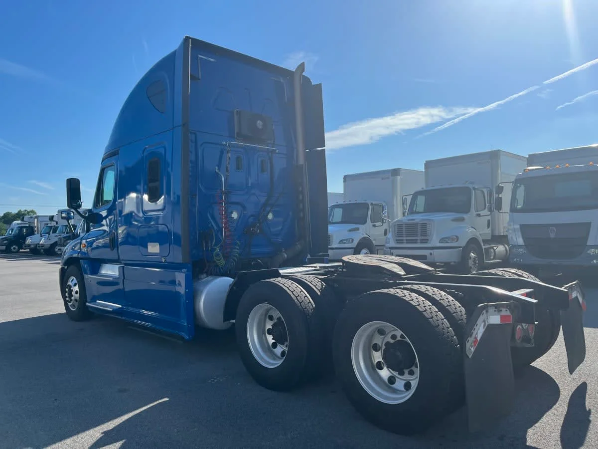 2019 Freightliner Cascadia in Beltsville, MD — photo 6