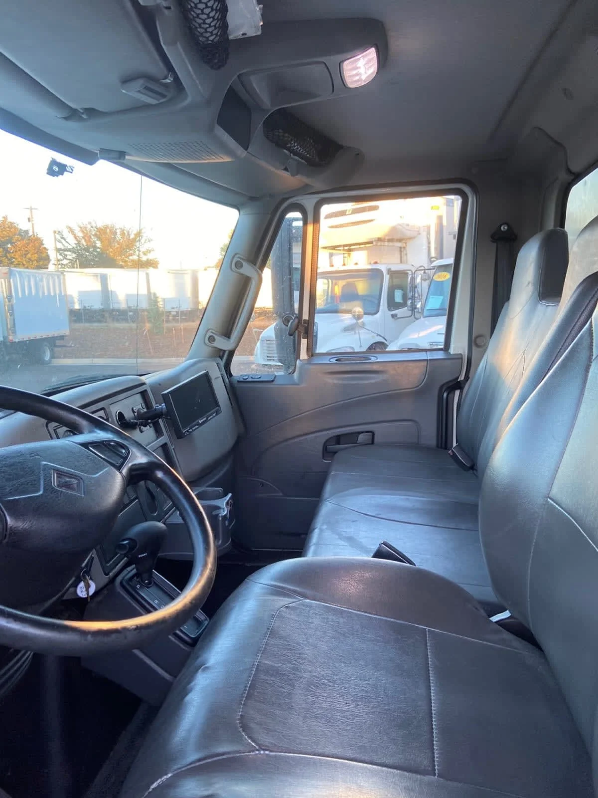 2018 International 4300 - image 7