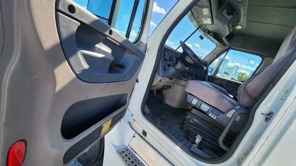 2019 Freightliner Cascadia - image 9