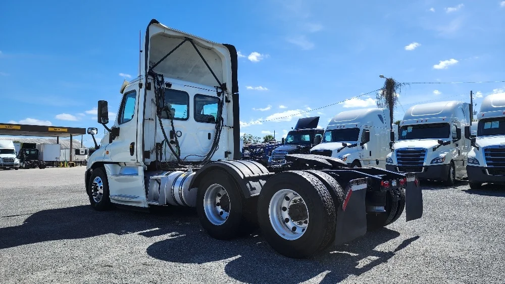 2019 Freightliner Cascadia - image 5