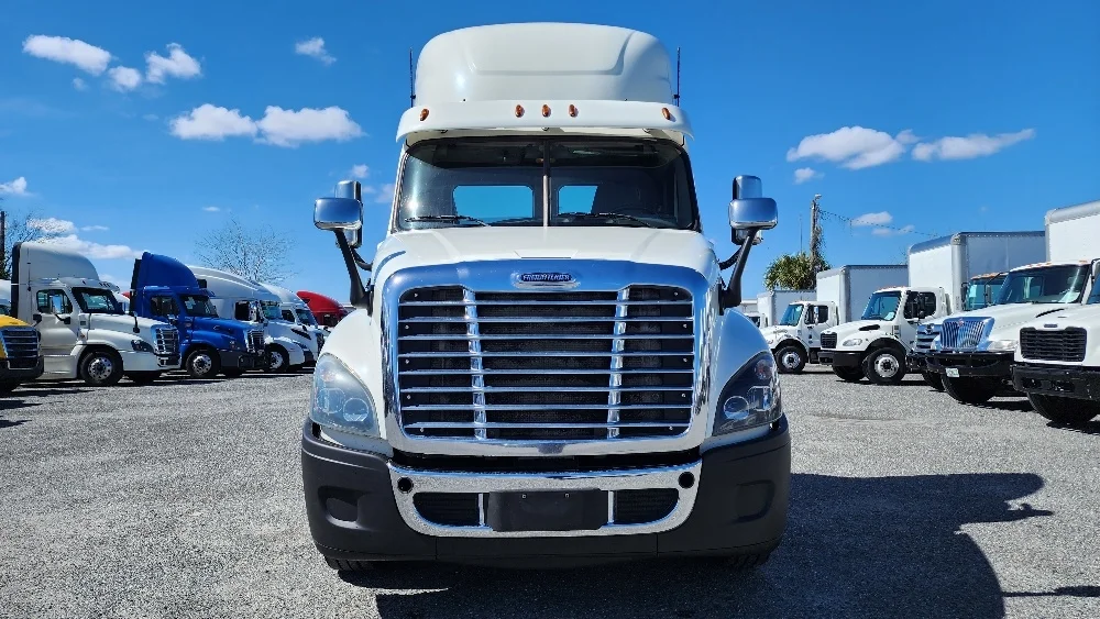 2019 Freightliner Cascadia - image 2