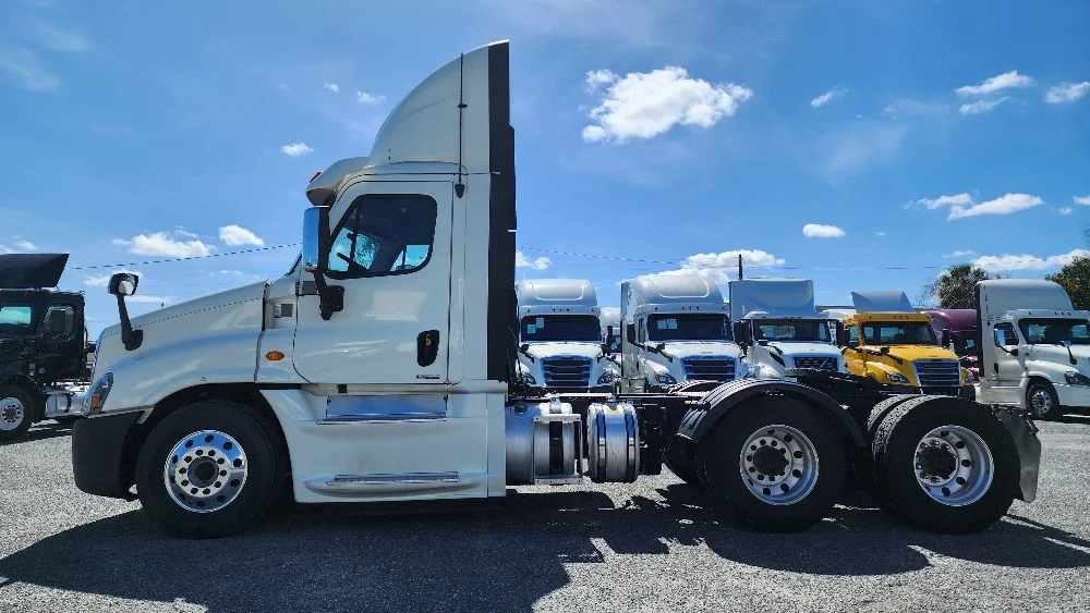 2019 Freightliner Cascadia - image 4