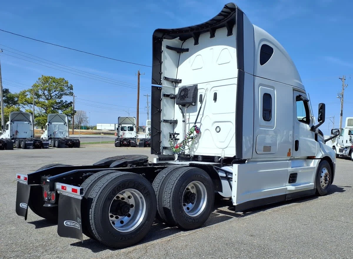 2022 Freightliner Cascadia - image 4