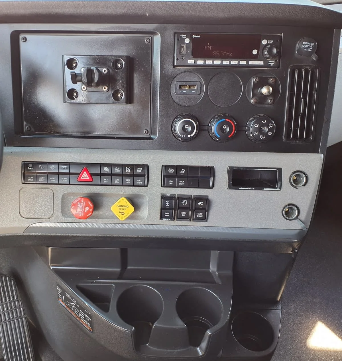 2022 Freightliner Cascadia - image 12