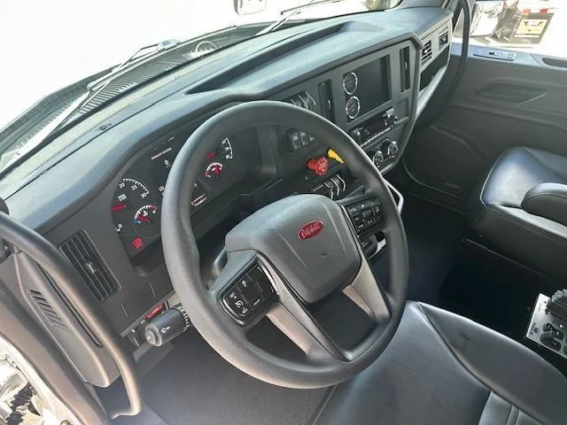 2027 Peterbilt 548 — photo 10